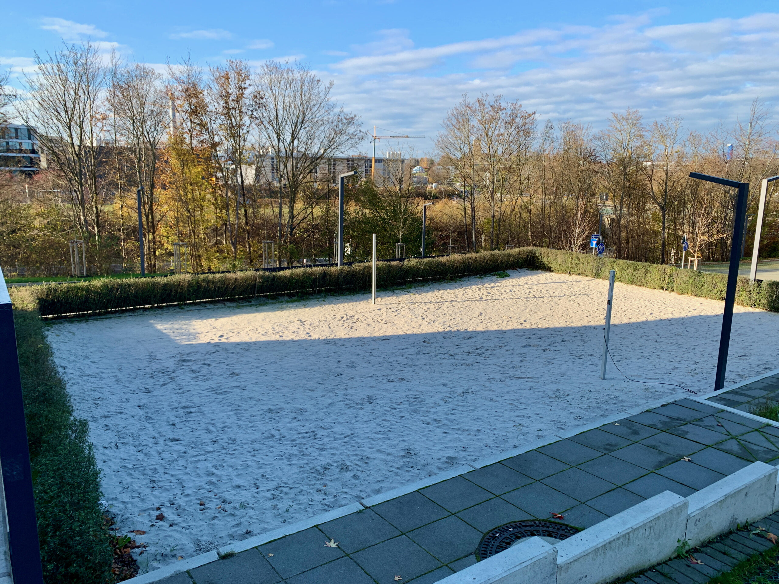 Volleyballplatz am Wohnheim im spätherbstlichen Halbschatten